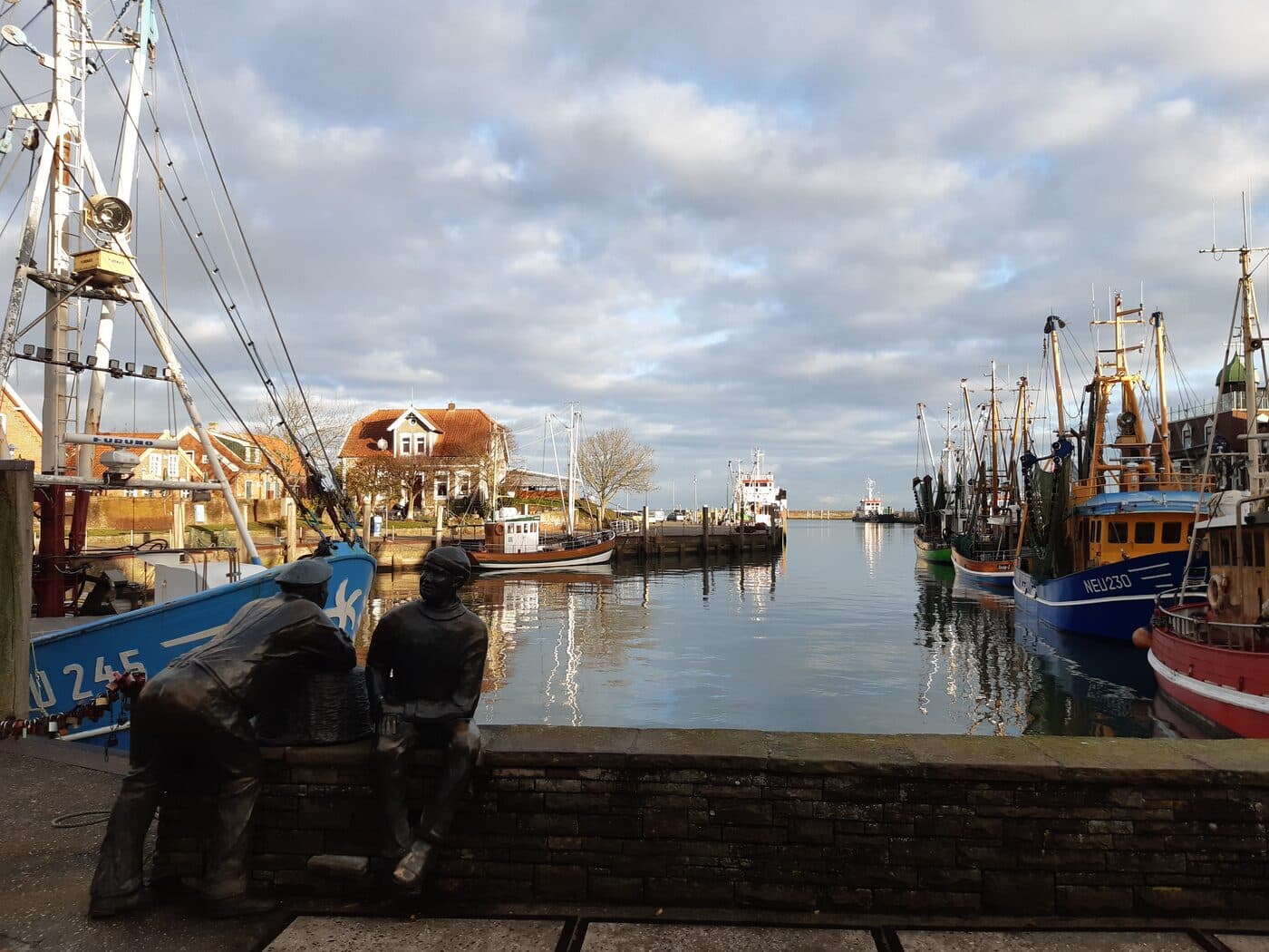 Hafen Neuharlingersiel im Sommer