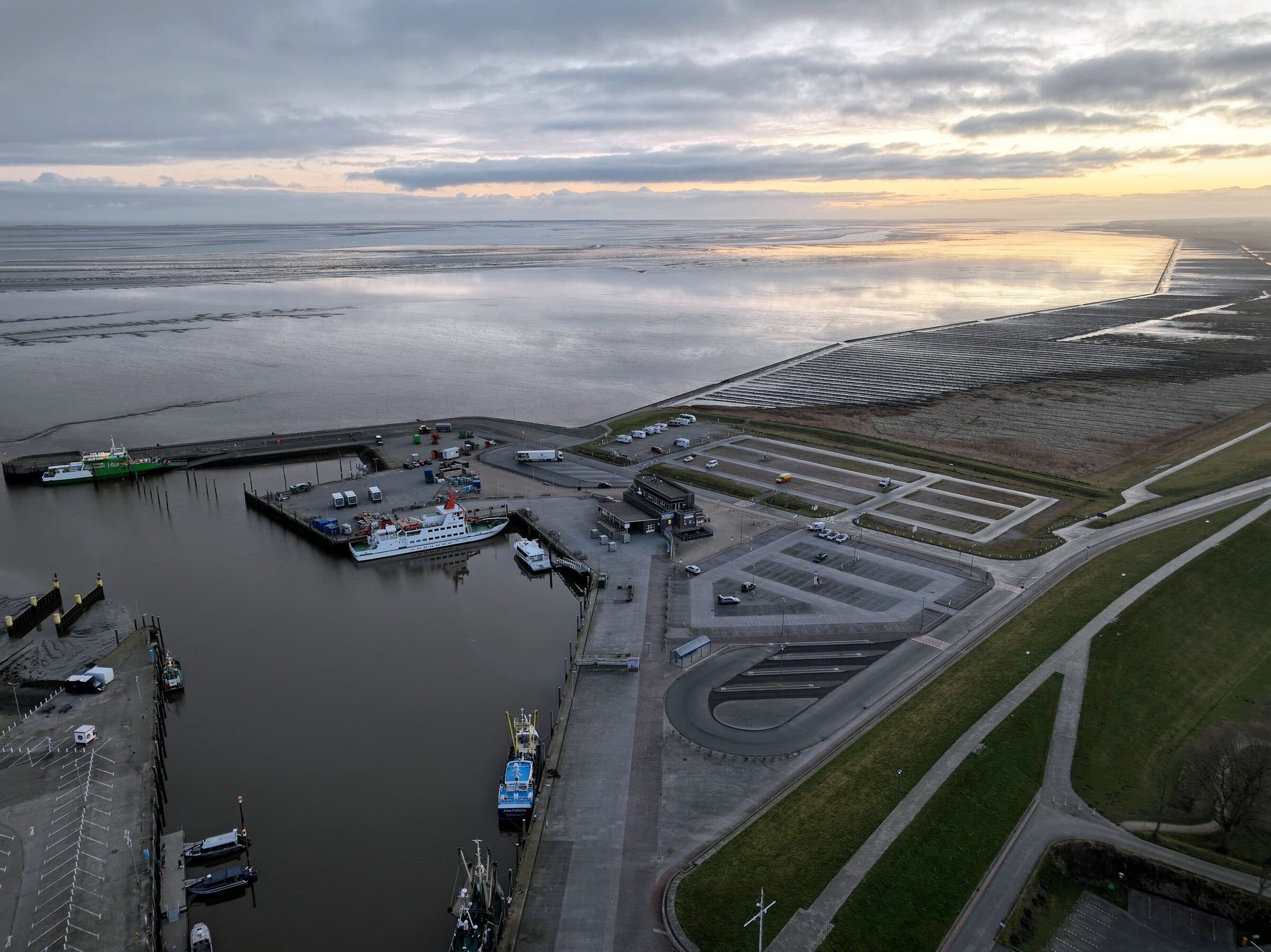 Luftaufnahme des Hafens Neuharlingersiel